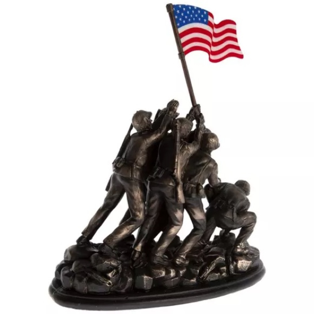 Soldiers Raising The Flag On Iwo Jima Statue